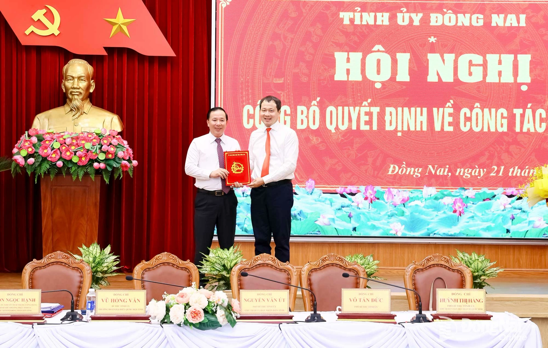 Đồng chí Vũ Hồng Văn, Bí thư Tỉnh ủy, Trưởng đoàn Đại biểu Quốc hội tỉnh Đồng Nai trao quyết định phê chuẩn chức danh Chủ tịch UBND tỉnh Đồng Nai của Thủ tướng Chính phủ cho đồng chí Nguyễn Văn Út. Ảnh: Công Nghĩa
