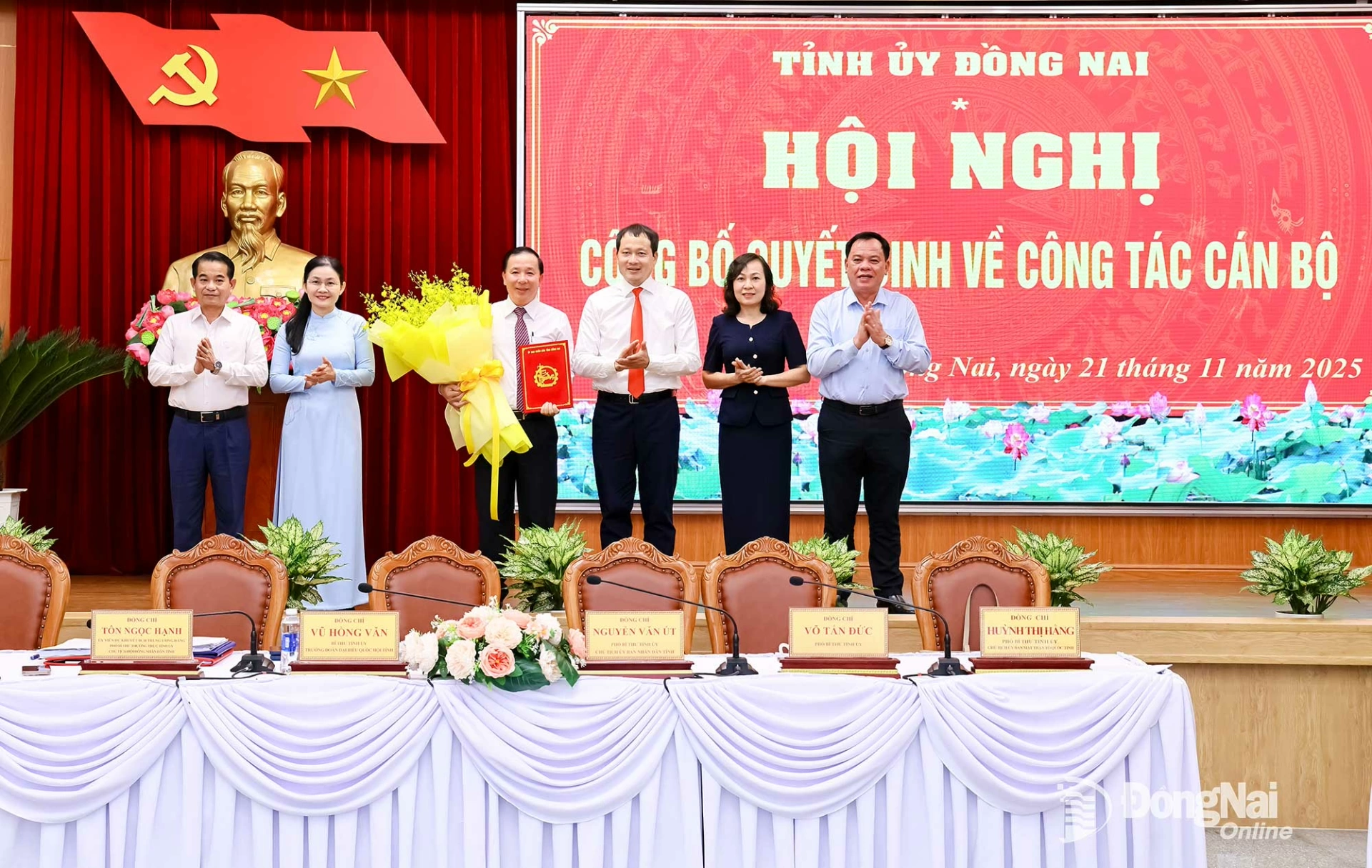 Đồng chí Vũ Hồng Văn, Bí thư Tỉnh ủy, Trưởng đoàn Đại biểu Quốc hội tỉnh Đồng Nai cùng các đồng chí trong Thường trực Tỉnh ủy chúc mừng đồng chí Phó Bí thư Tỉnh ủy, Chủ tịch UBND tỉnh Nguyễn Văn Út. Ảnh: Công Nghĩa