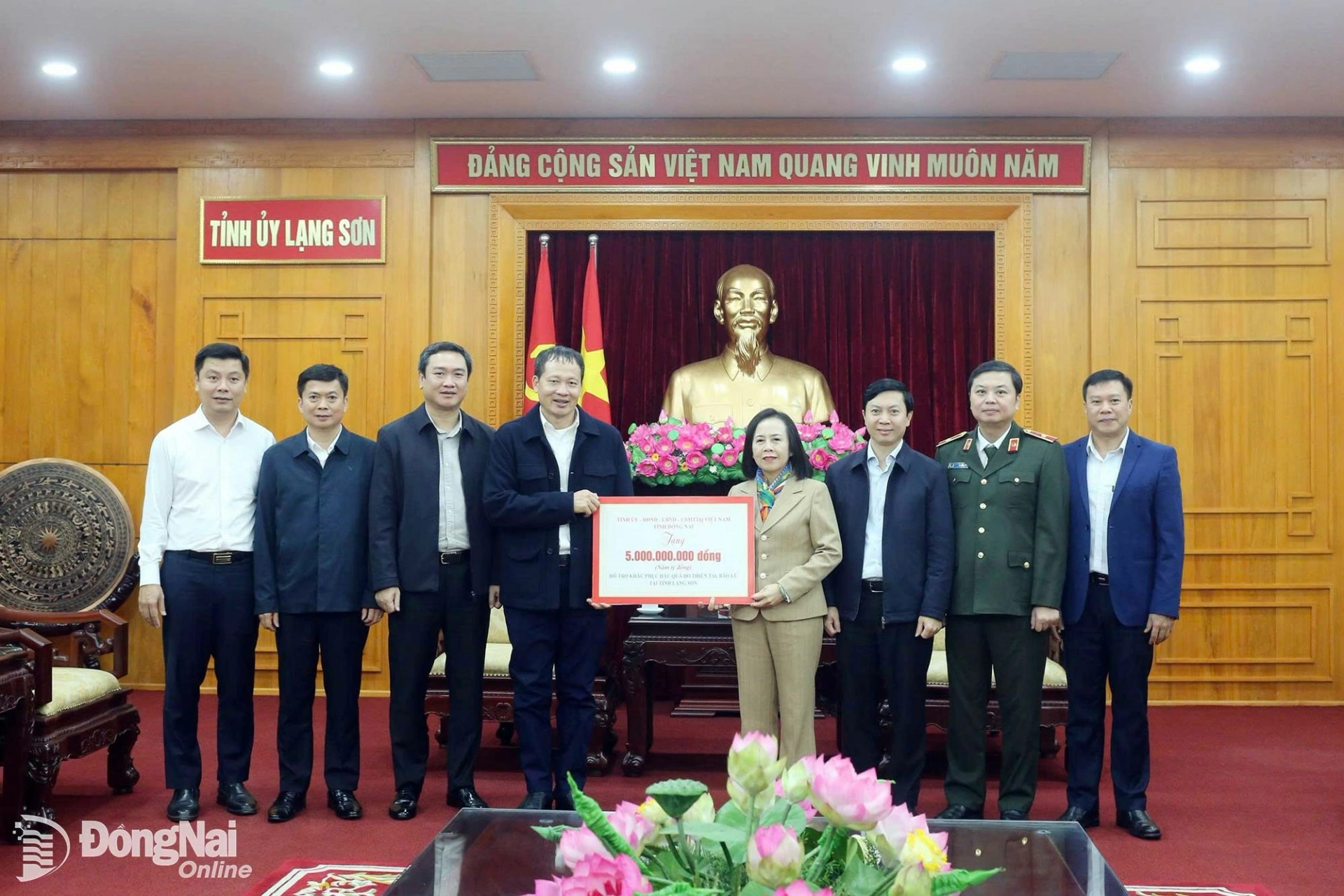 Dong Nai Party Secretary Vu Hong Van presents disaster relief support to Lang Son province. Photo: Hoang Tung