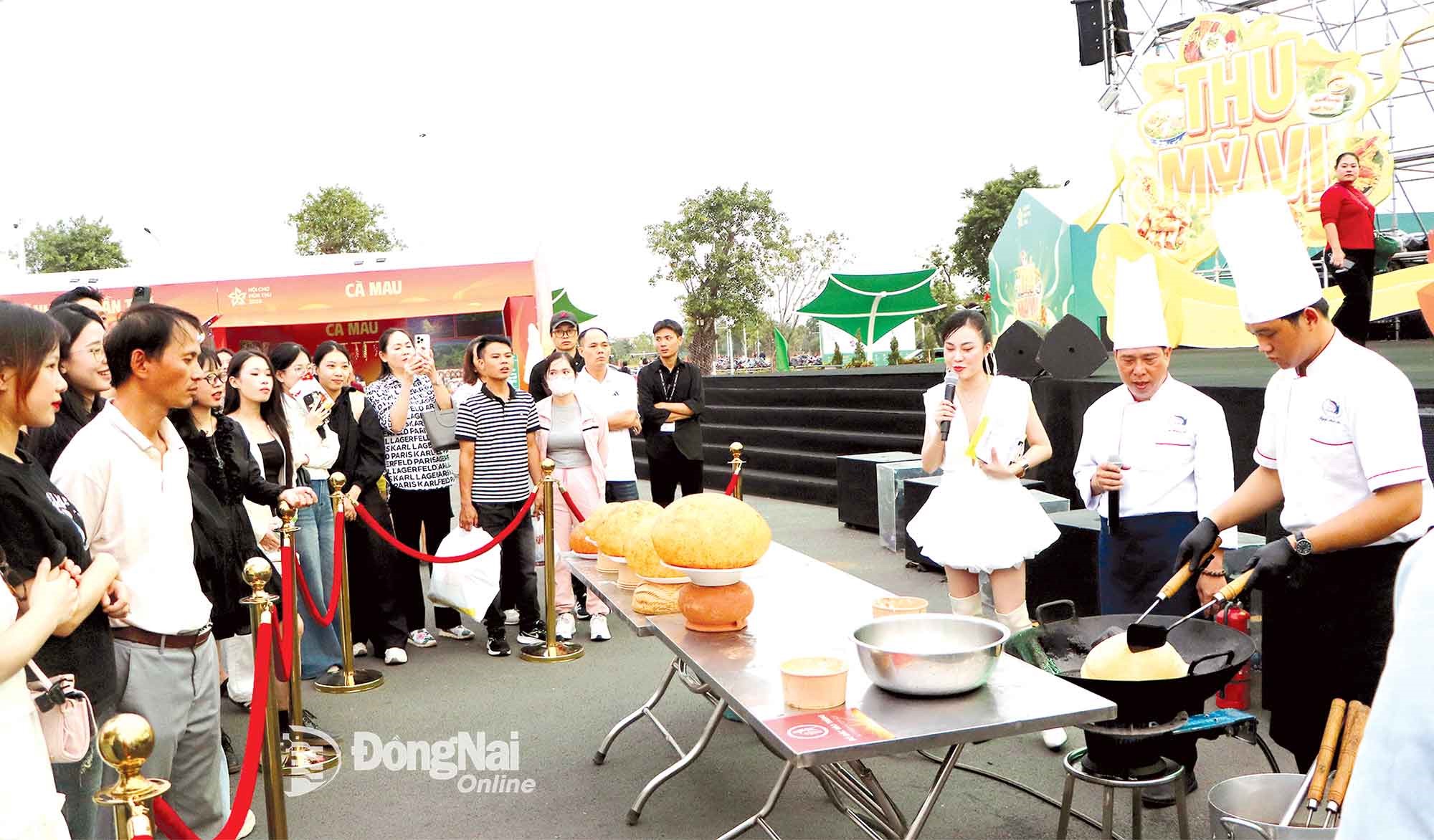 Dong Nai chefs demonstrate the preparation of fried sticky rice balls. Photo: Ngoc Lien
