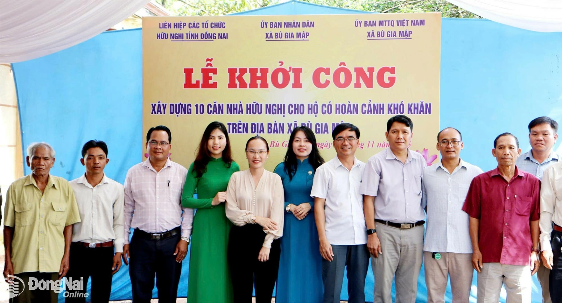 Representatives of the Dong Nai Union of Friendship Organizations, the Party Committee, People’s Council, People’s Committee, and the Vietnam Fatherland Front Committee of Bu Gia Map commune, together with the families receiving financial support for house construction, attended the ceremony. Photo: Van Truyen”