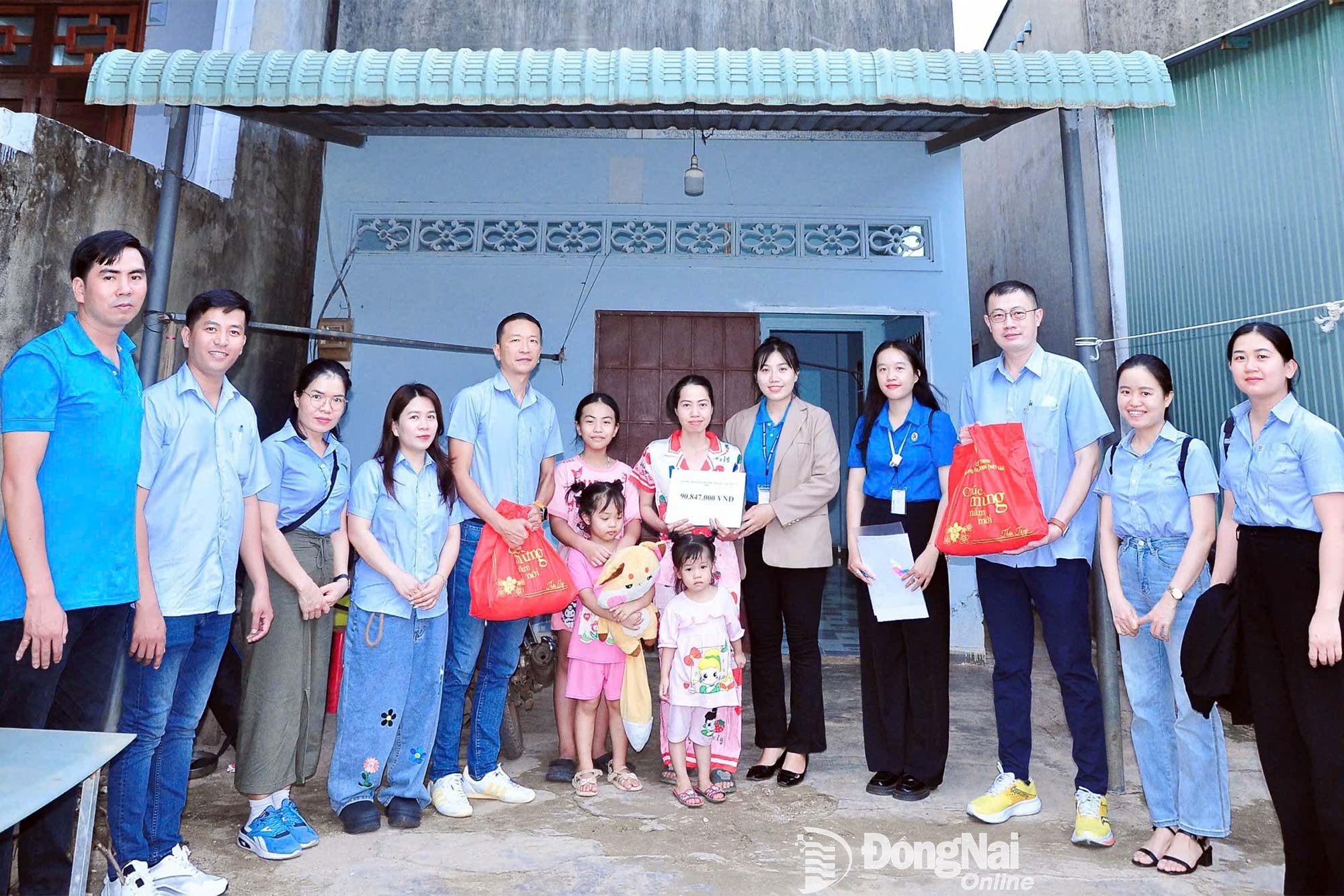 Đại diện Công đoàn, lãnh đạo Công ty TNHH New Apparel Far Eastern Việt Nam (Khu công nghiệp Bắc Đồng Phú) thăm, hỗ trợ công nhân có hoàn cảnh khó khăn. Ảnh: CĐCC