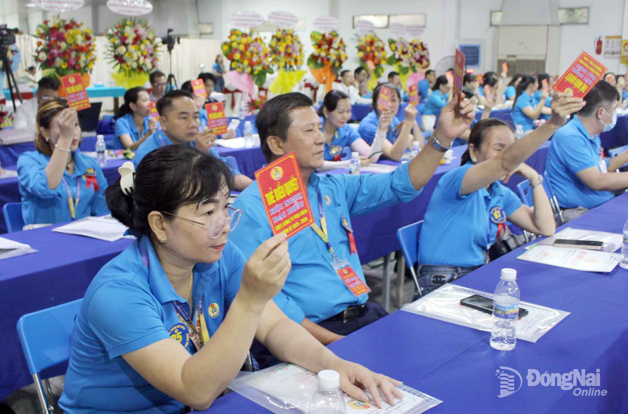 Các đại biểu biểu quyết thông qua nghị quyết đại hội. Ảnh: Thảo My
