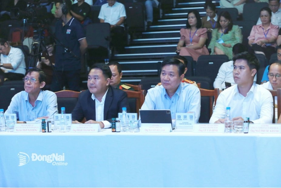Deputy Editor-in-Chief of DNNRT Tran Nam Dong (front row, far left) and delegates attend the ceremony. Photo: Huy Anh