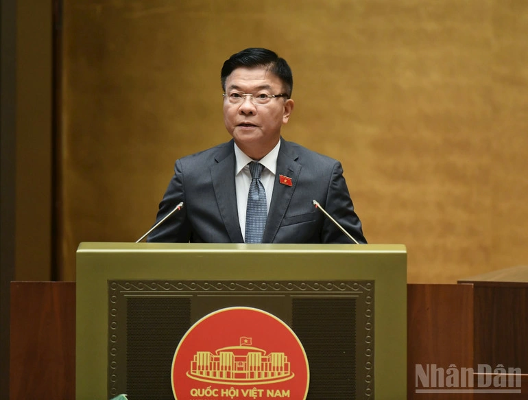 'Phó Thủ tướng Lê Thành Long báo cáo tiếp thu, giải trình ý kiến đại biểu Quốc hội nêu trong các phiên thảo luận trước khi Quốc hội tiến hành biểu quyết thông qua Nghị quyết. (Ảnh: DUY LINH)
'