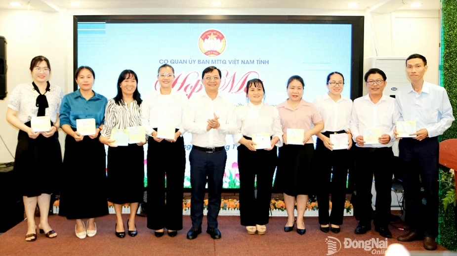 Member of the Provincial Party Standing Committee and Permanent Vice Chairman of the Vietnam Fatherland Front Committee of Dong Nai Province, Ha Anh Dung commends individuals who have made significant contributions to the organization of the 1st Congress of the Vietnam Fatherland Front of Dong Nai Province, term 2025-2030. Photo: Van Truyen