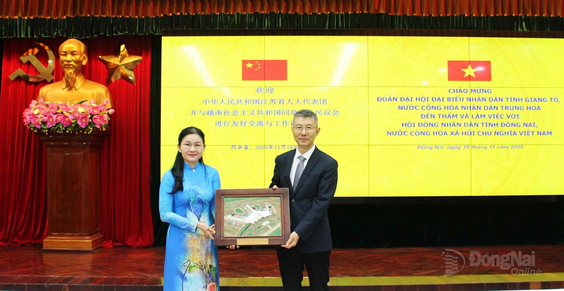 Ton Ngoc Hanh, Alternate Member of the Party Central Committee, Standing Deputy Secretary of the Provincial Party Committee, and Chairwoman of the Dong Nai People’s Council, presents gifts to the working delegation. Photo: Ho Thao