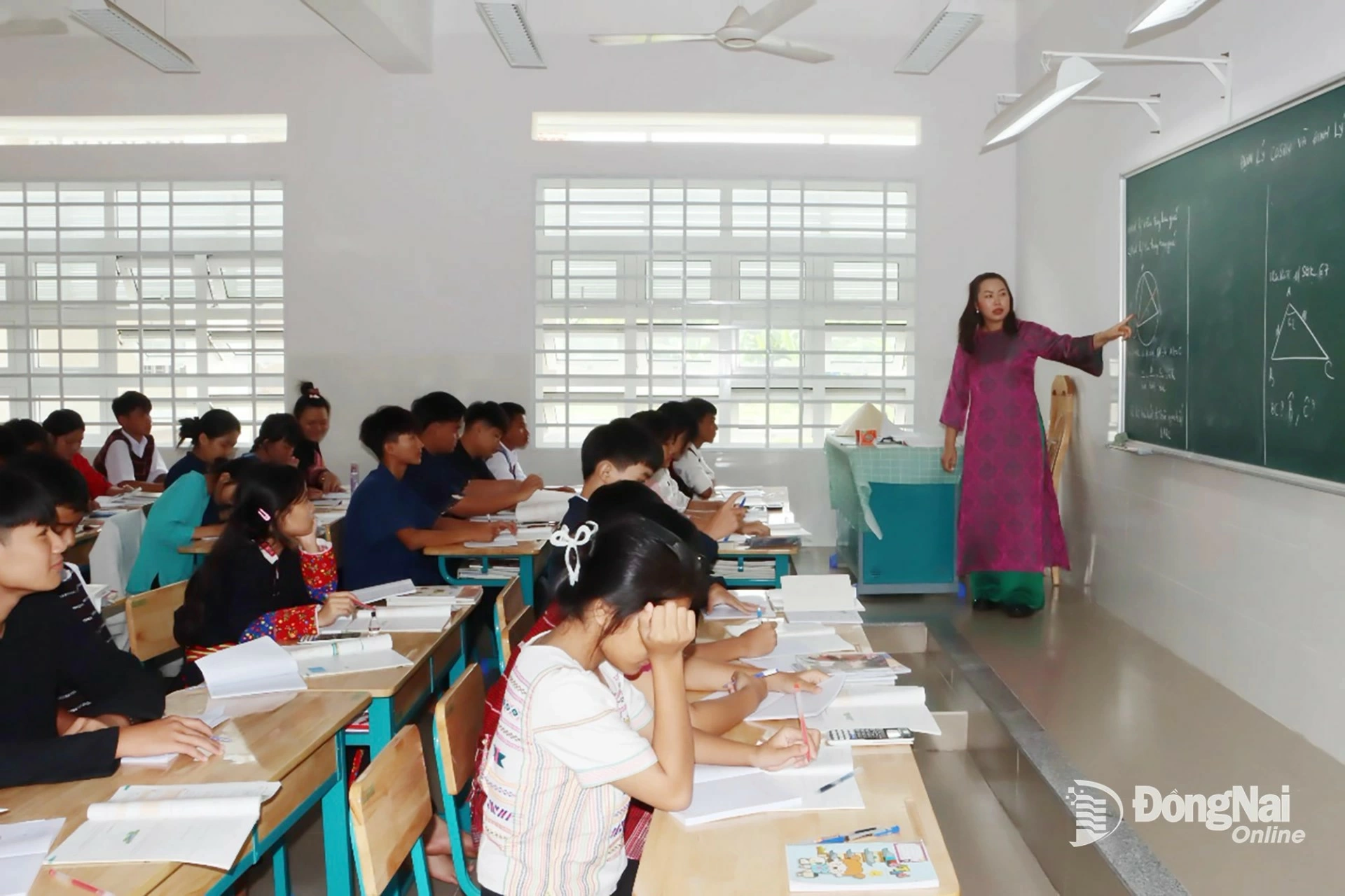 Bui Thi Vi Van during a Math lesson at the Dong Nai Provincial Boarding Upper Secondary School for Ethnic Minorities. Photo: Vu Thuyen