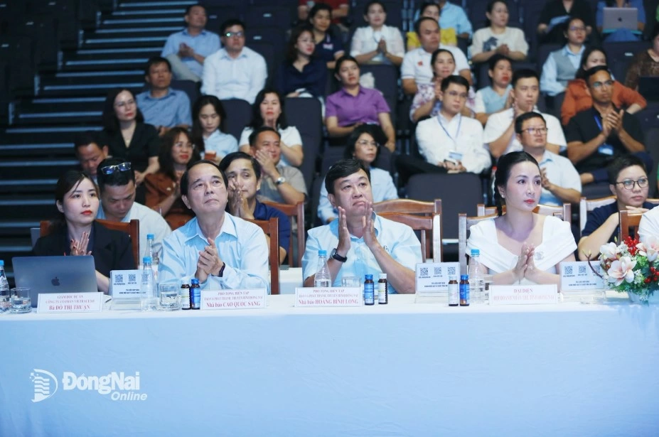 DNNRT Deputy Editors-in-Chief Hoang Binh Long (front row, second from right) and Cao Quoc Sang (front row, second from left) and delegates attend the ceremony. Photo: Huy Anh