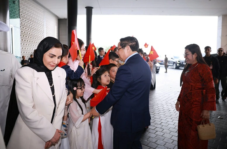 Bà con kiều bào chào đón Thủ tướng Chính phủ Phạm Minh Chính cùng Phu nhân - Ảnh: VGP/Nhật Bắc