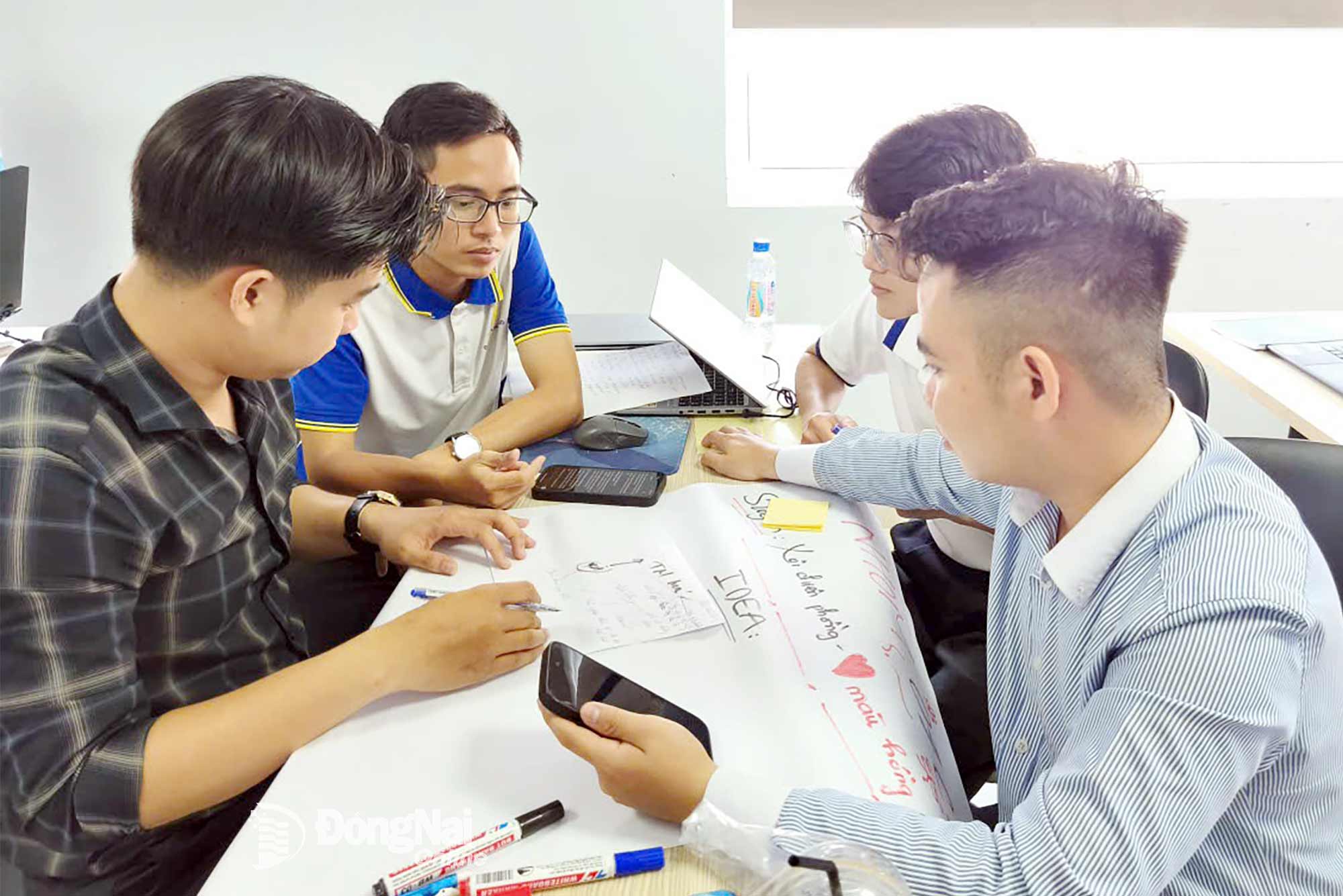 Các học viên tham gia khóa đào tạo giảng viên nguồn, cố vấn chuyên sâu về khởi nghiệp đổi mới sáng tạo do Tạp chí Diễn đàn Doanh nghiệp phối hợp cùng VSMA; Trường đại học Lạc Hồng và Sở Khoa học và Công nghệ tỉnh Đồng Nai tổ chức.