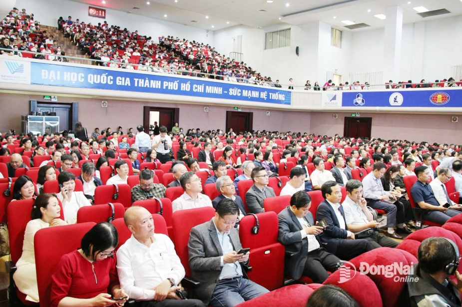 Experts, businesses, scientists, lecturers, and students attend the workshop. Photo: Hai Quan