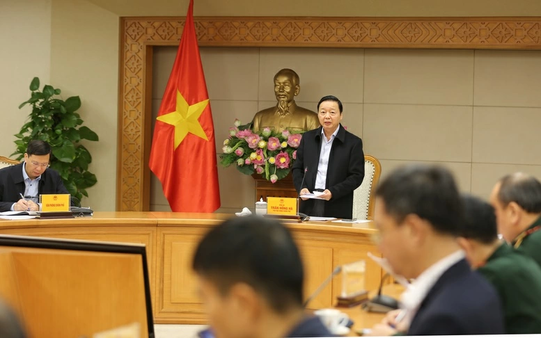 Phó Thủ tướng Trần Hồng Hà yêu cầu, trước 19h ngày 6/11 phải hoàn thành công tác di dời dân ra khỏi vùng nguy hiểm ven biển chịu triều cường và các vùng núi cao, chia cắt, sạt lở - Ảnh: VGP/Minh Khôi

