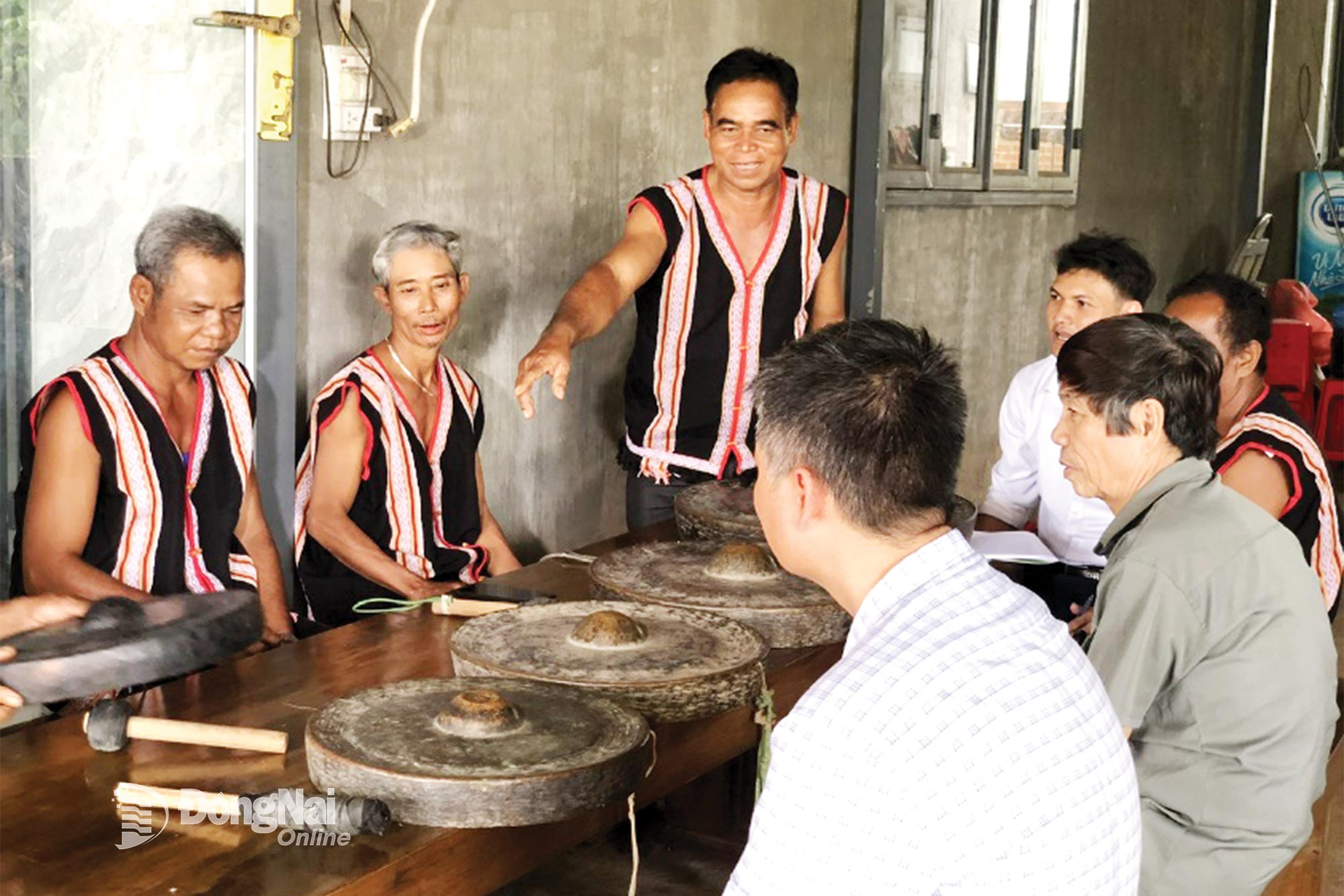 Nghệ nhân Điểu Ly Minh (đứng) cùng các thành viên trong đội cồng chiêng thôn 2 tích cực gìn giữ văn hóa dân tộc, đồng thời truyền lửa cho thế hệ trẻ.