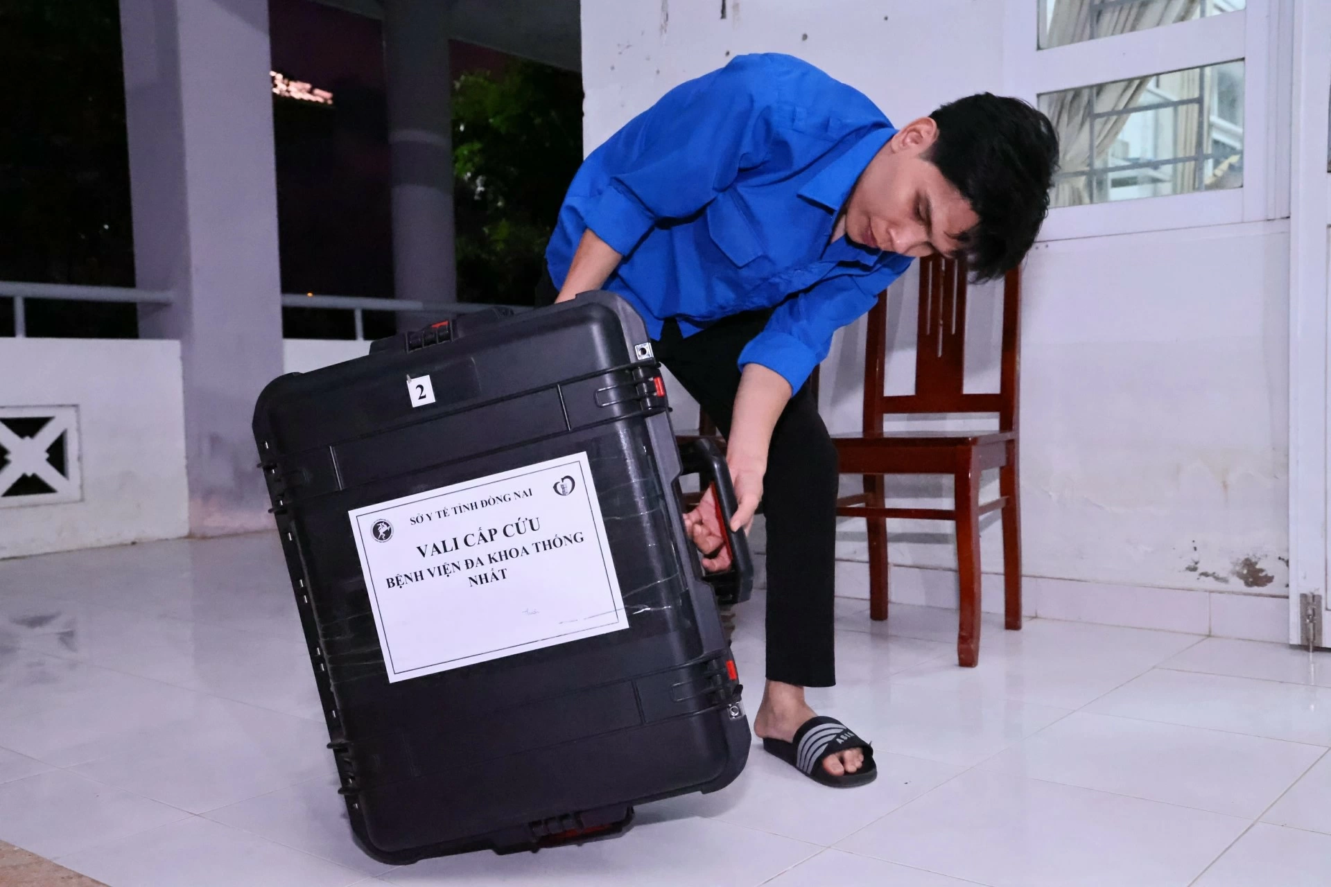 A suitcase containing emergency medical equipment from Thong Nhat General Hospital in Dong Nai province is brought along to support emergency response efforts. Photo: Cong Nghia    
