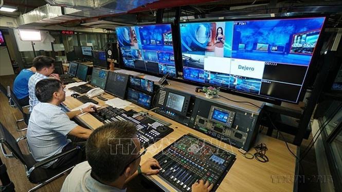 Trong xu thế công nghệ phát thanh - truyền hình phát triển liên tục, các kỹ thuật viên dựng hình phải ngày đêm học hỏi, tiếp cận công nghệ, các phần mềm dựng phim mới để đáp ứng tốt yêu cầu chuyên môn. Ảnh: TTXVN