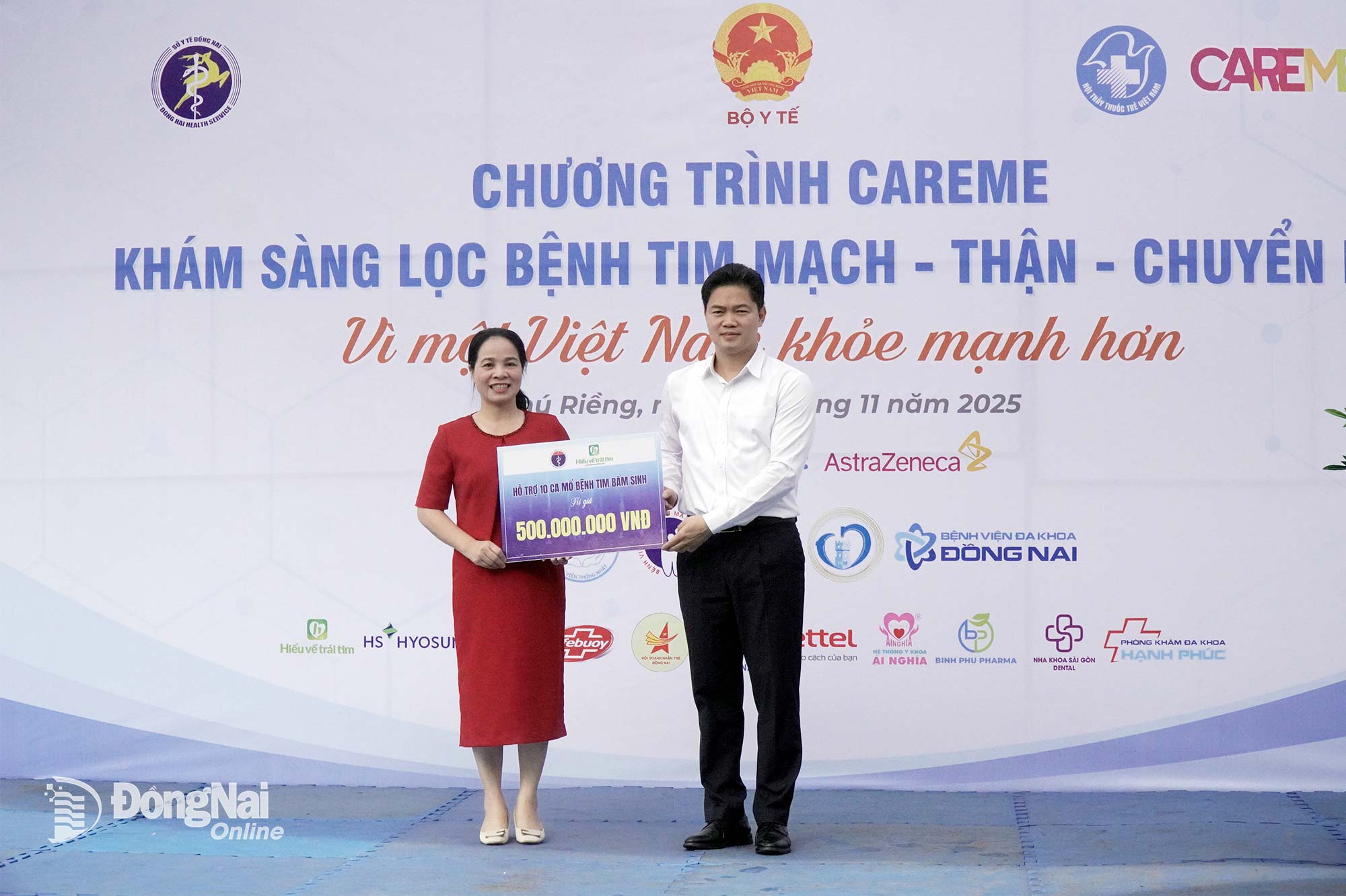 Ủy viên dự khuyết Trung ương Đảng, Thứ trưởng Thường trực Bộ Y tế Vũ Mạnh Hà trao 10 suất hỗ trợ mổ tim bẩm sinh cho tỉnh Đồng Nai. Ảnh: Vũ Nguyện