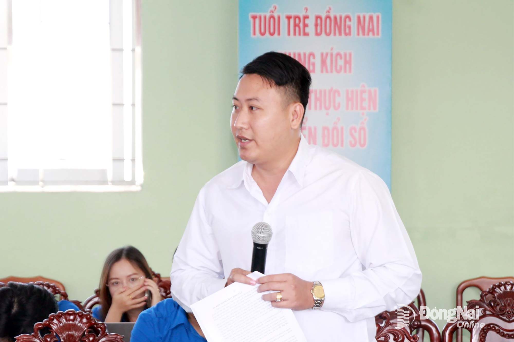 Anh Hoàng Thanh Tùng, nguyên Bí thư Thành đoàn Long Khánh (cũ) phát biểu góp ý tại hội nghị. Ảnh: Nga Sơn