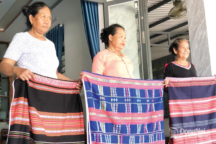 S’tieng brocade patterns are brilliant and delicate, containing the soul of mountainous women, preserving the national spirit through every stitch.