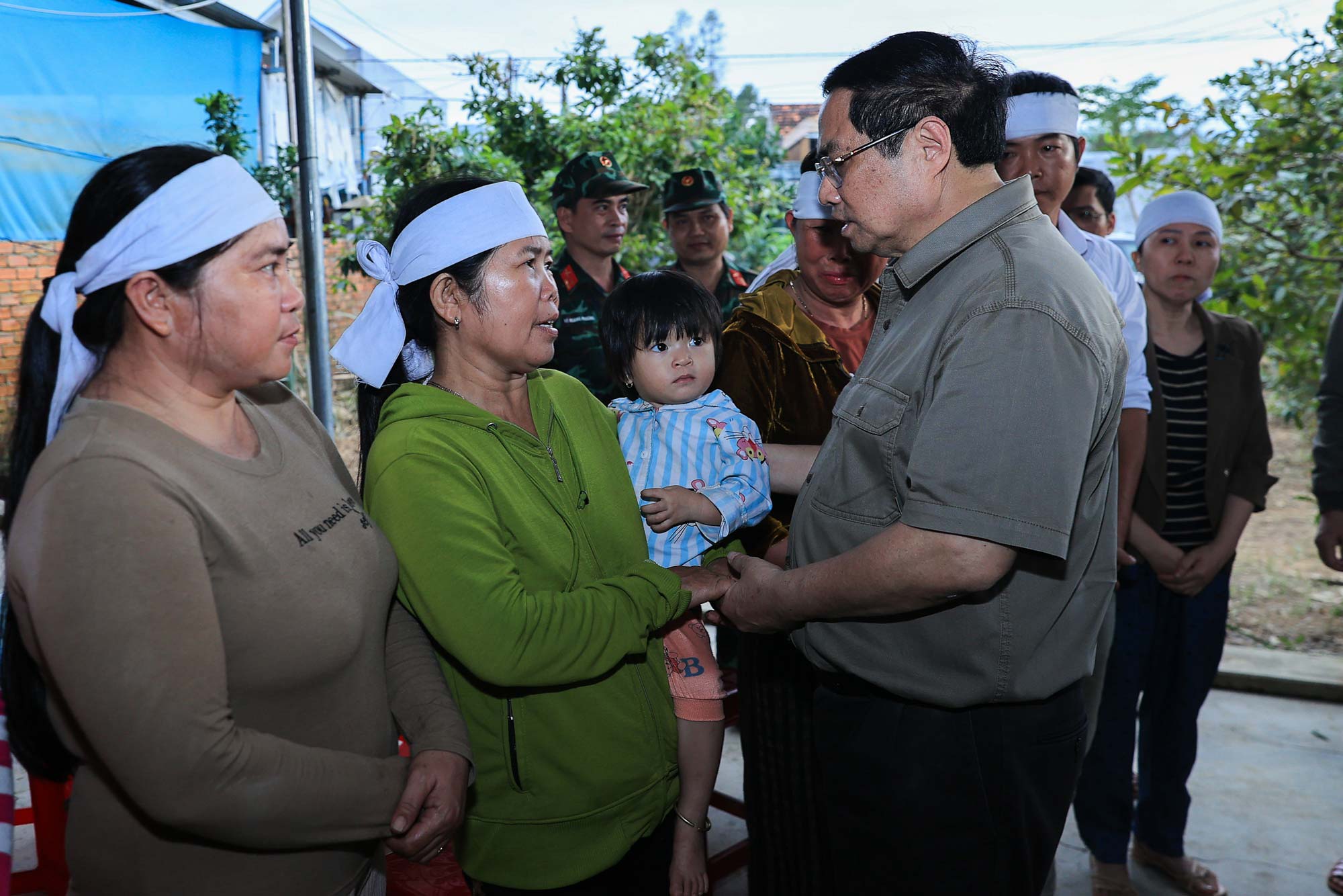 Thủ tướng Phạm Minh Chính thăm, động viên thân nhân gia đình có người bị thiệt mạng do mưa lũ - Ảnh: VGP/Nhật Bắc

