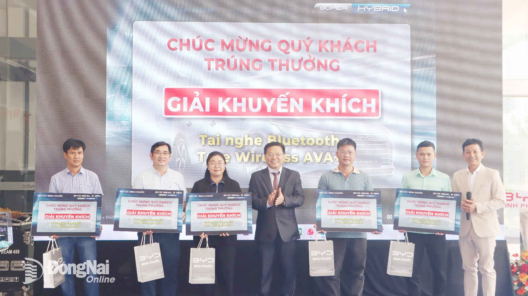 BYD Bình Phước trao thưởng cho những khách hàng may mắn tại buổi lễ. Ảnh: Vũ Thuyên

