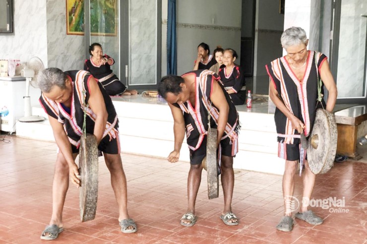 Wearing brocade costumes, the gong team of village 2 practices diligently every day. The sound of gongs resounds throughout the countryside, connecting generations of S’tieng people in solidarity and pride.