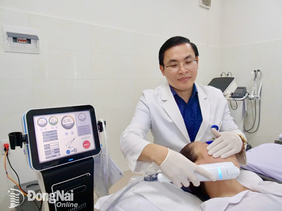 Bác sĩ Bệnh viện Da liễu Đồng Nai thực hiện kỹ thuật HIFU làm đẹp da cho khách hàng tại bệnh viện. Ảnh: Hạnh Dung