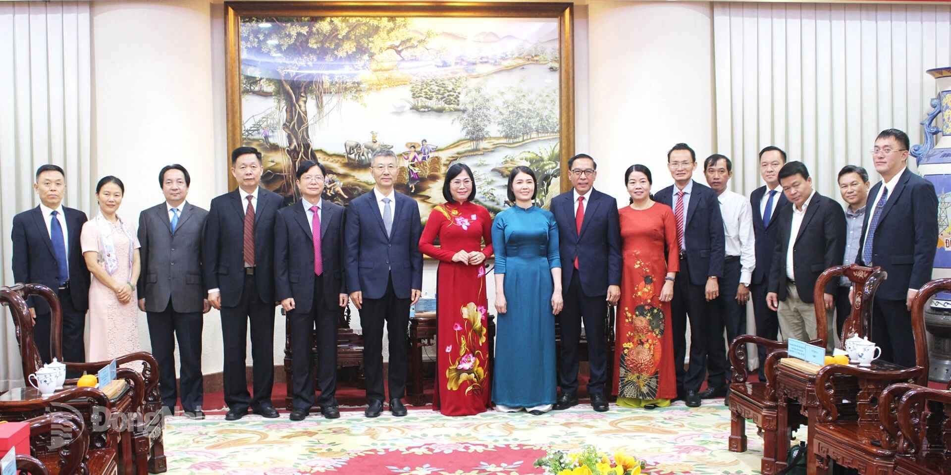 Delegates take a commemorative photo at the working session. Photo: Ho Thao