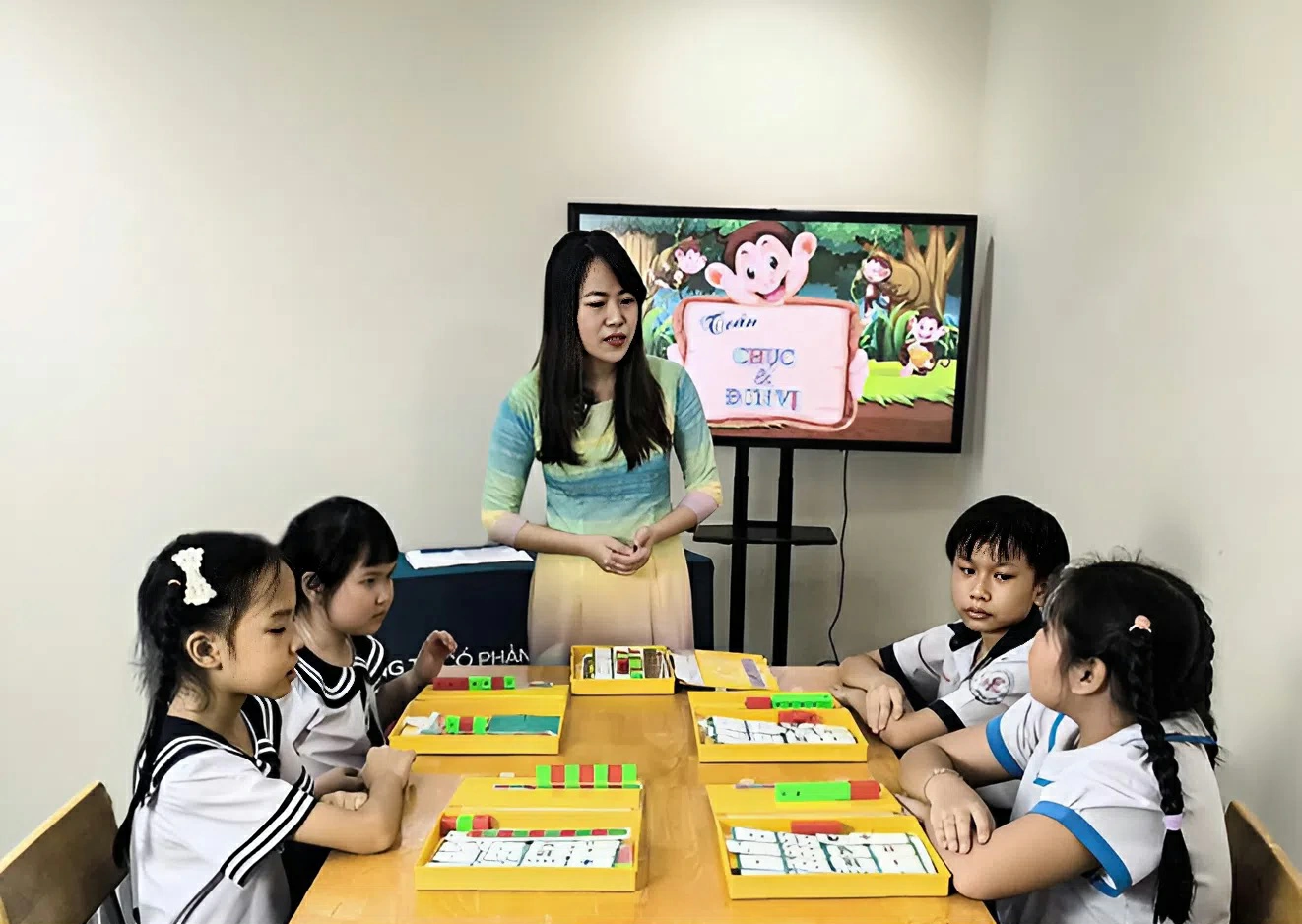 Minh họa lớp học với bộ thiết bị Khang Phúc.