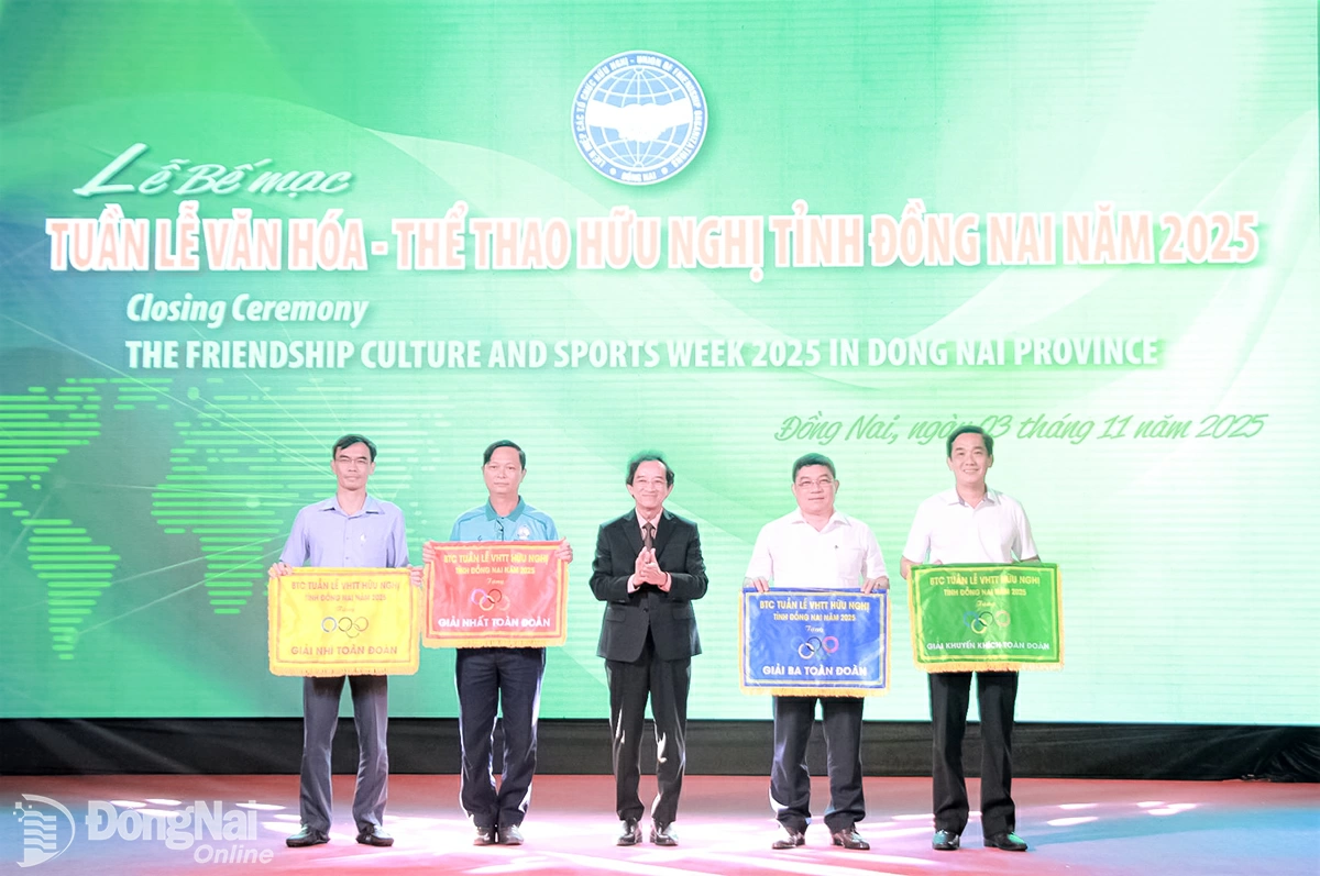 Các đại biểu trao giải cho các đơn vị đoạt giải tại Liên hoan Giai điệu hữu nghị tỉnh Đồng Nai lần thứ VI và hội thao hữu nghị năm 2025. Ảnh: Nga Sơn