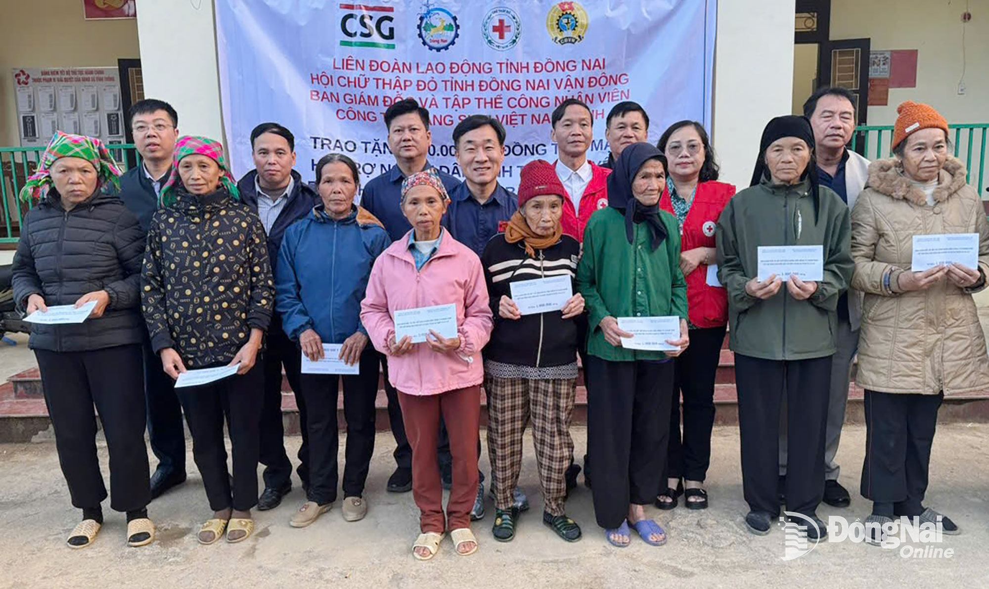 Đoàn cứu trợ trao quà cho người dân tại tỉnh Nghệ An. Ảnh: CĐCS
