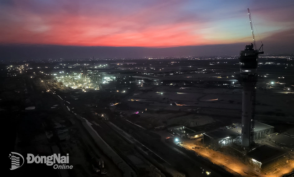 Sunset glow is a striking light phenomenon, typically red or yellow, that appears in the sky at sunset as sunlight reflects off the clouds. Photo: Pham Tung

