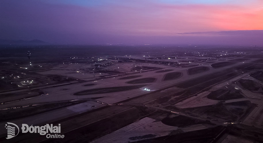 The intertwining of colors when the sunset glow appears creates a magical scene at the Long Thanh Airport construction site. Photo: Pham Tung

