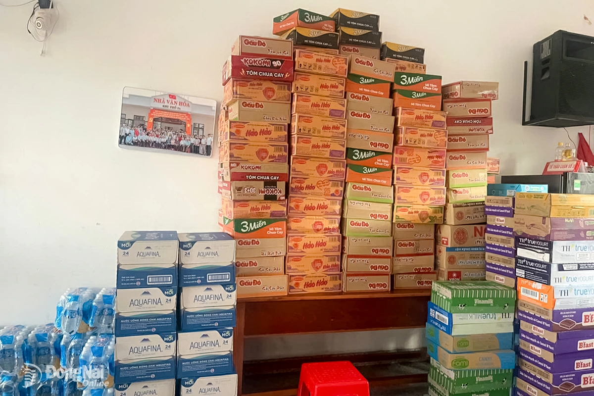 Necessities are neatly arranged at the Cultural House of Quarter 3, Trang Dai Ward, in preparation for the relief trip to the storm and flood-affected areas.

