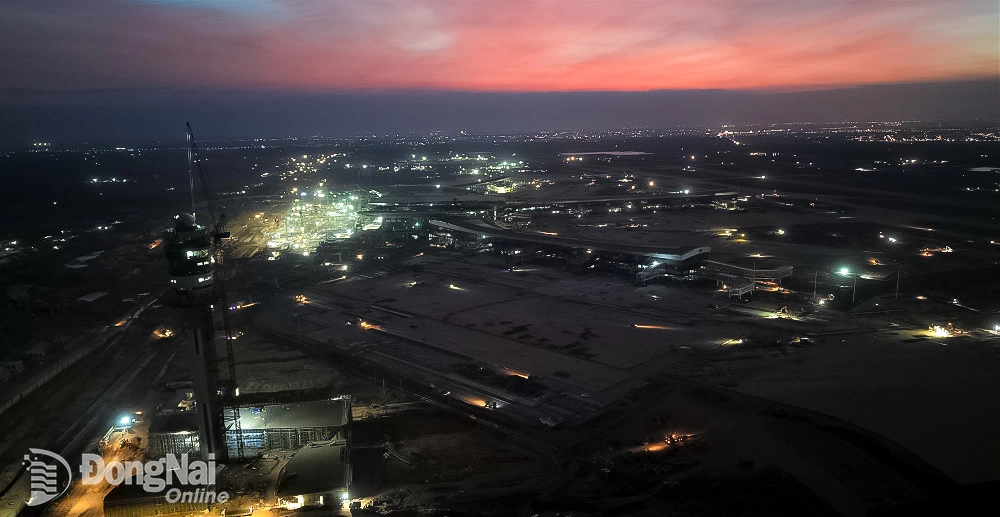 The appearance of the sunset glow marks the end of a workday. However, at the Long Thanh Airport construction site, this is also the time to turn on the lights for night construction. Photo: Pham Tung


