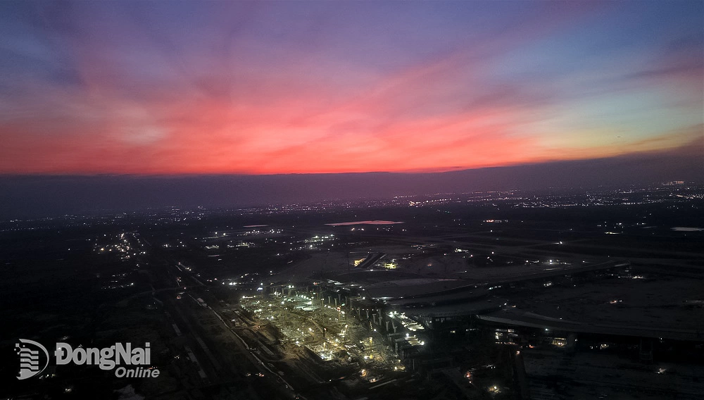 Looking up at the sky from the Long Thanh Airport construction site, the sunset glow created a magnificent painting of colors. Photo: Pham Tung

