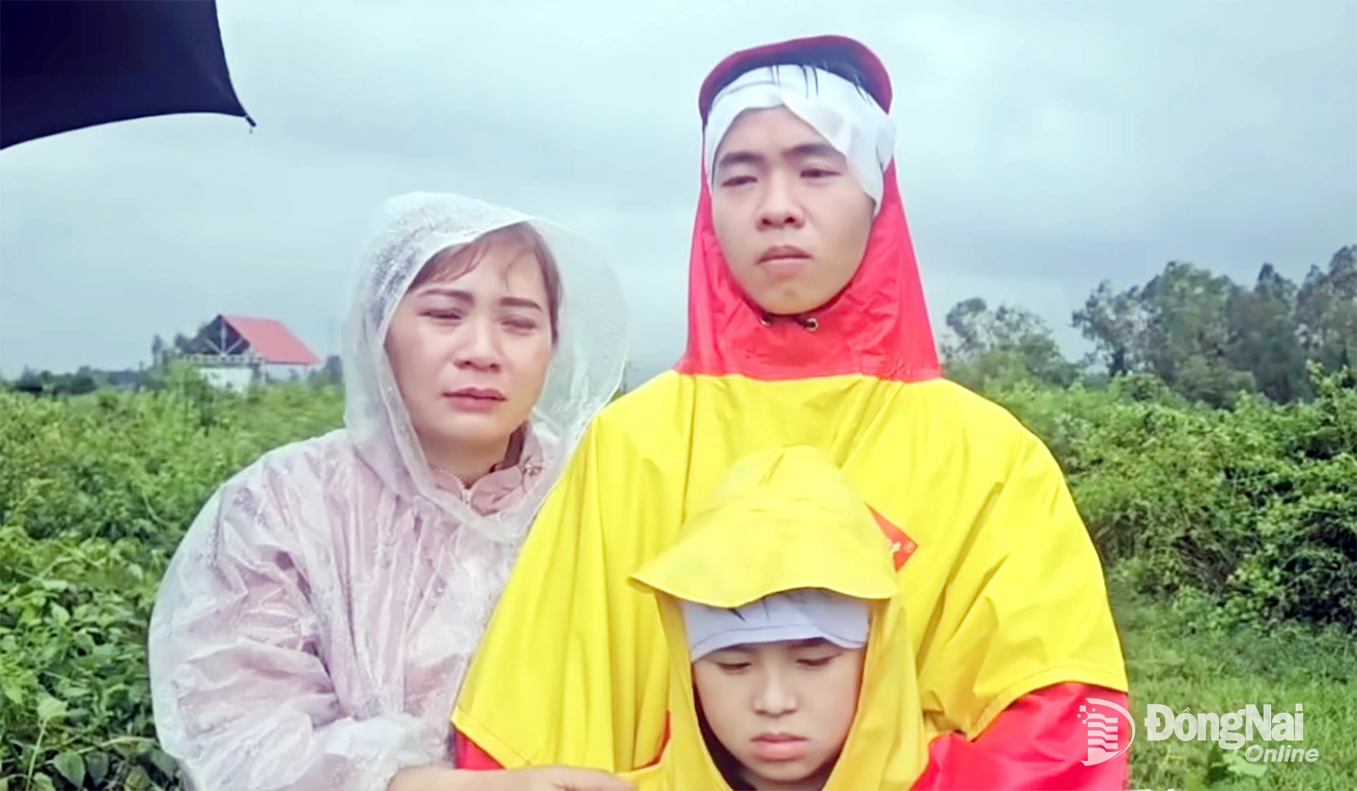 Em Phan Tấn Phú và em trai út cùng người thân lo hậu sự cho cha mẹ. Ảnh: CTV
