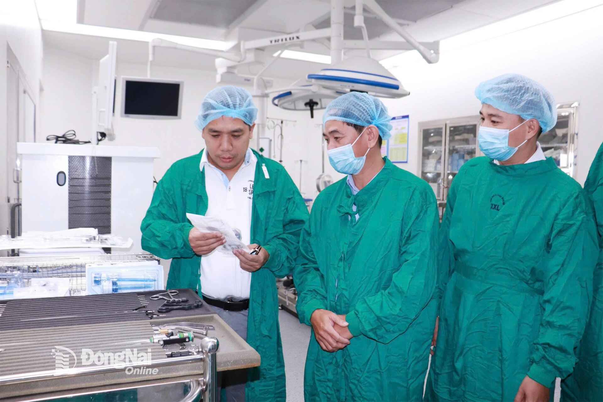 The Ministry of Health’s Appraisal Council inspects the facilities for kidney transplantation at Dong Nai General Hospital. Photo: Bich Nhan