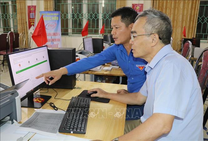 Đoàn viên thanh niên ở Tổ công nghệ số các thôn trên địa bàn xã Gia Trấn, tỉnh Ninh Bình nhiệt tình hướng dẫn người dân tại lớp học “Bình dân học vụ số”. Ảnh: Thùy Dung/TTXVN
