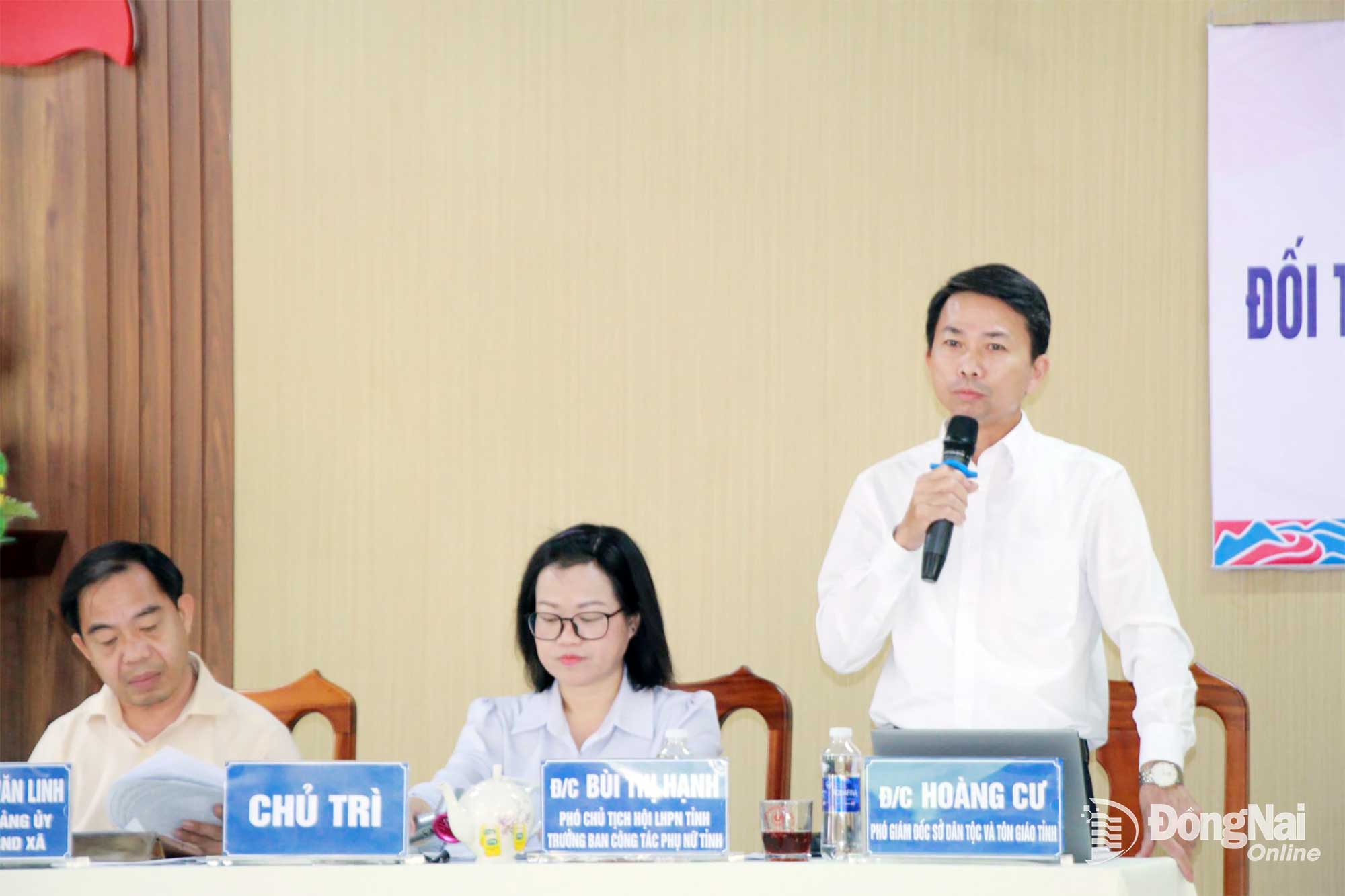 Phó Giám đốc Sở Dân tộc và Tôn giáo tỉnh Đồng Nai Hoàng Cư thông tin về các chính sách dành cho đồng bào dân tộc thiểu số tại hội nghị. Ảnh: Nga Sơn