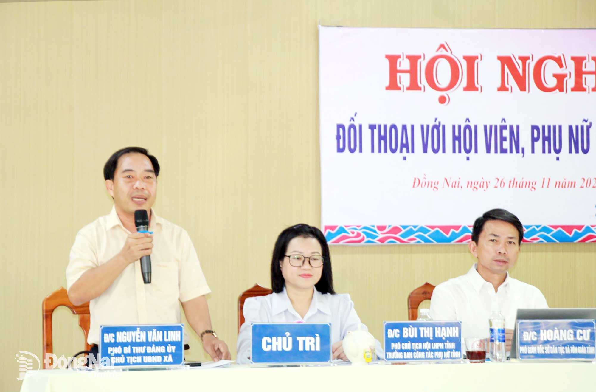 Phó Bí thư Đảng ủy, Chủ tịch UBND xã Xuân Phú Nguyễn Văn Linh trao đổi tại hội nghị. Ảnh: Nga Sơn