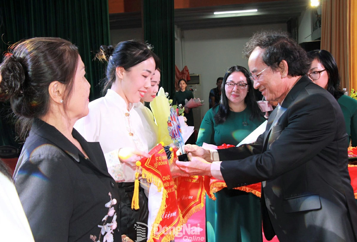 Liên hiệp các tổ chức hữu nghị tỉnh tặng cờ lưu niệm và biểu trưng cho đại diện Tổng lãnh sự quán các nước tại Thành phố Hồ Chí Minh và Liên hiệp các tổ chức hữu nghị các tỉnh, thành phố. Ảnh: Nga Sơn