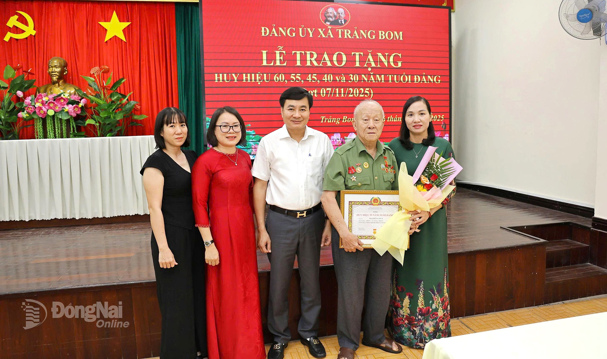 Ban Thường vụ Đảng ủy xã Trảng Bom tặng Huy hiệu 55 năm tuổi Đảng trước thời hạn cho đồng chí Nguyễn Văn Y, Chi bộ ấp Quảng Phát Ảnh: Thanh Toàn 