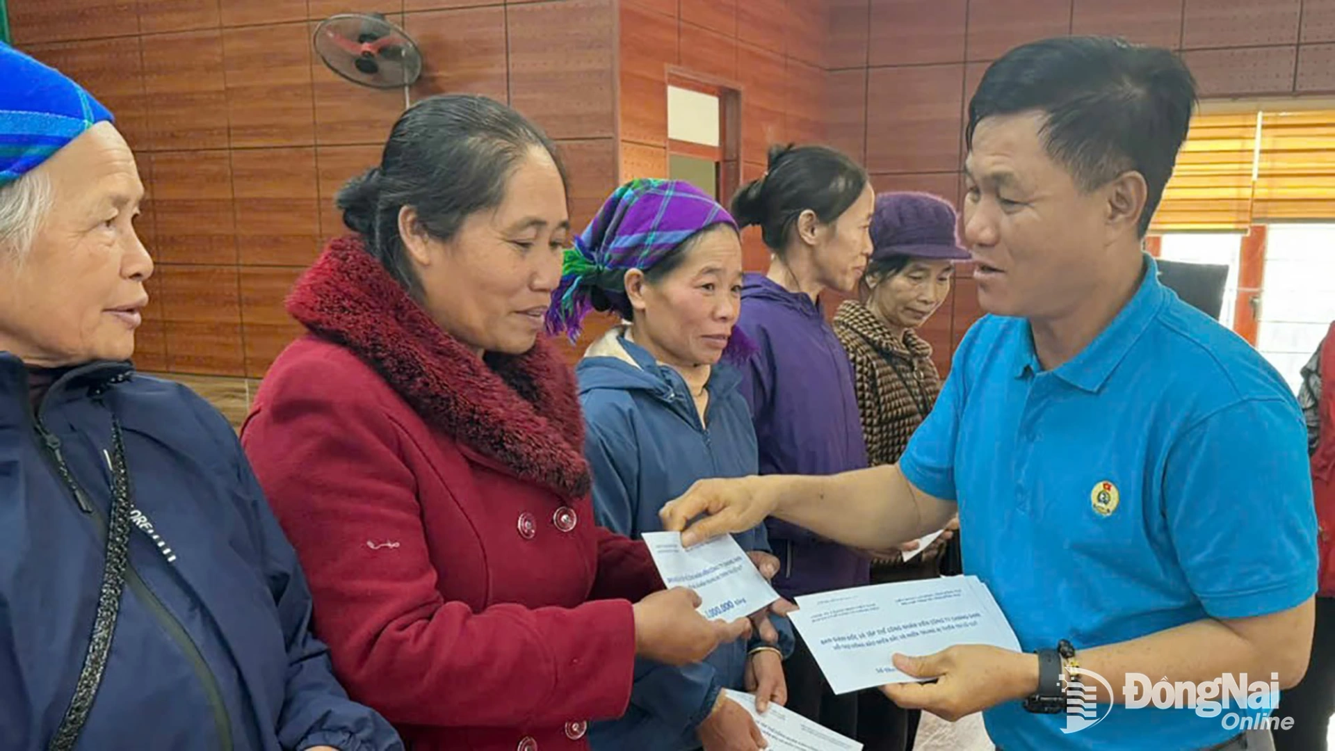 Ông Đặng Tuấn Tú, Chủ tịch Công đoàn cơ sở Công ty TNHH Changshin Việt Nam trao quà cho người dân tại tỉnh Hà Tĩnh. Ảnh: CĐCS
