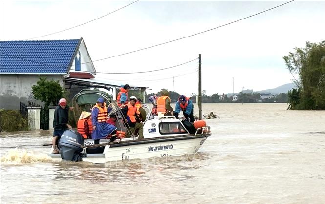 Ca nô di chuyển vào vùng ngập nặng tại xã Hoà Thịnh, tỉnh Đắk Lắk để giải cứu người dân. Ảnh: Tường Quân/TTXVN