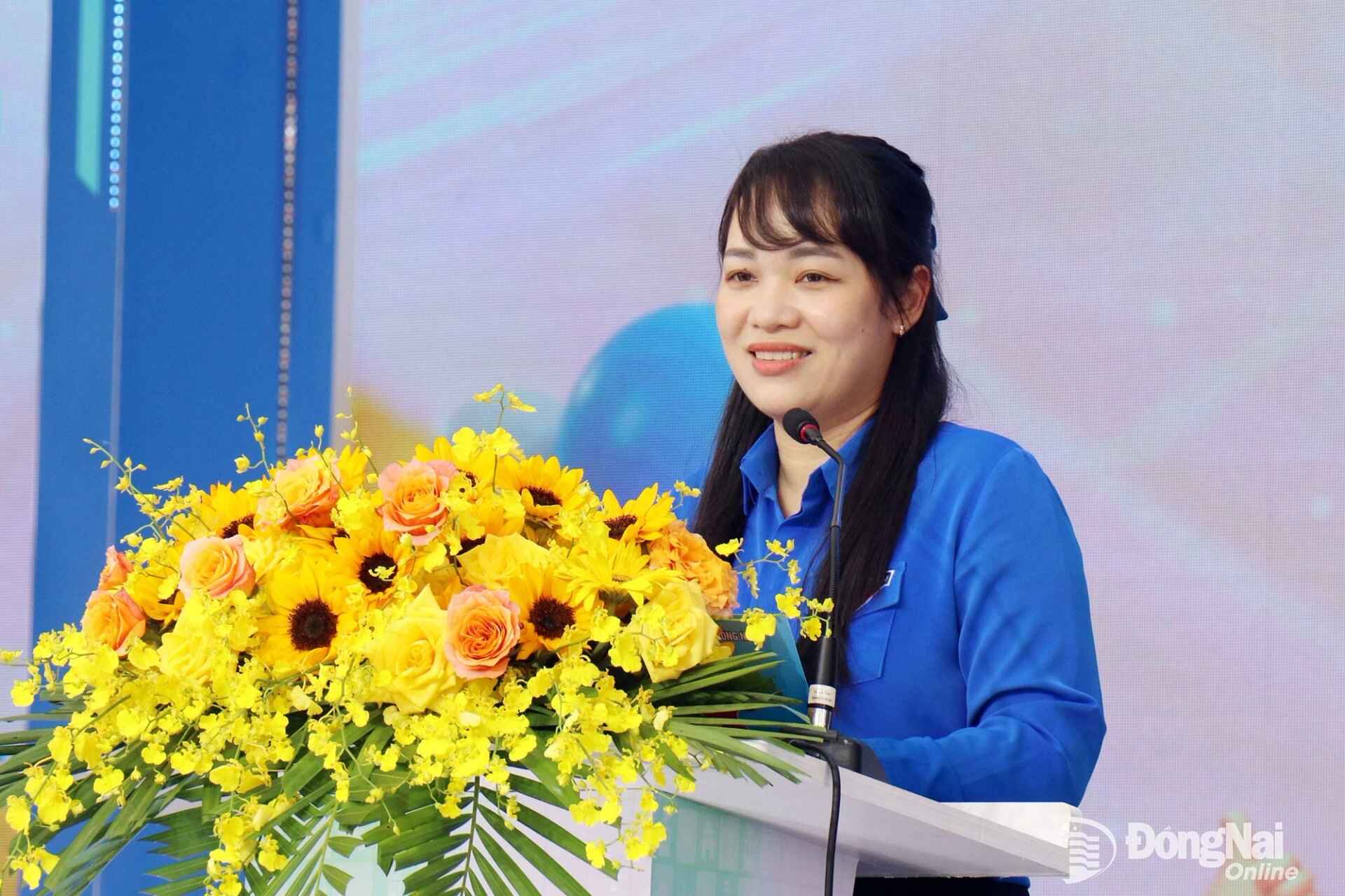 Deputy Secretary of the Provincial Youth Union Nguyen Tran Phuong Ha delivers remarks at the event. Photo: Ngoc Huyen