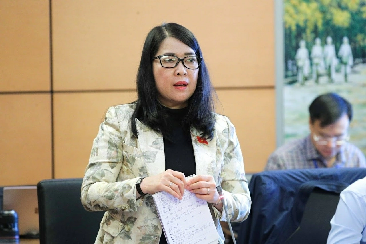 Nguyen Thi Nhu Y from the Dong Nai delegation of NA deputies speaks at the discussion session. Photo: Courtesy of NA delegation