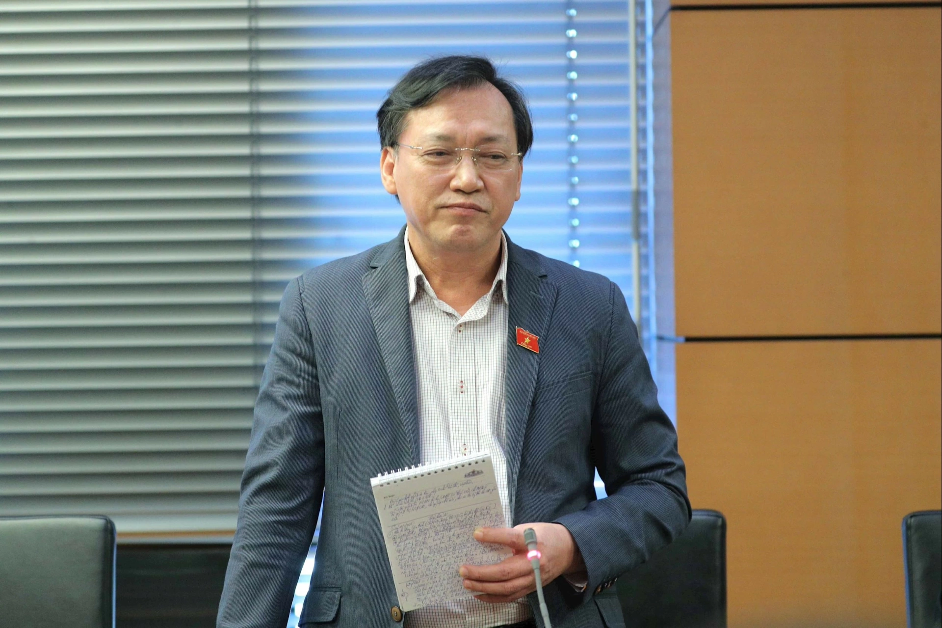 Phan Viet Luong from the Dong Nai delegation of NA deputies speaks at the discussion session. Photo: Courtesy of NA delegation