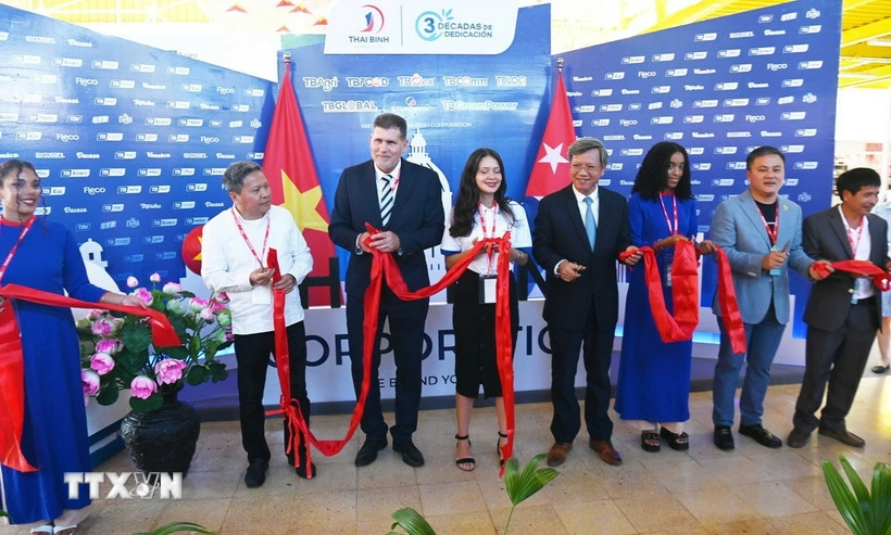 Phó Thủ tướng Cuba Oscar Pérez-Oliva Fraga (thứ 3, từ trái sang), Đại sứ Việt Nam tại Cuba Lê Quang Long (thứ 5, từ trái sang) và Chủ tịch Hội đồng quản trị Tổng Công ty Thái Bình Trần Thanh Tú (thứ 2, từ trái sang) cắt băng khai trương gian hàng Việt Nam. (Ảnh: Việt Hùng/TTXVN)