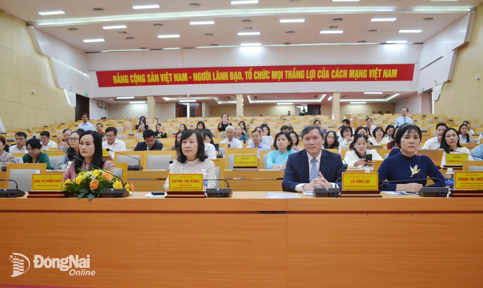 Các đại biểu dự tọa đàm. Ảnh: Phương Hằng